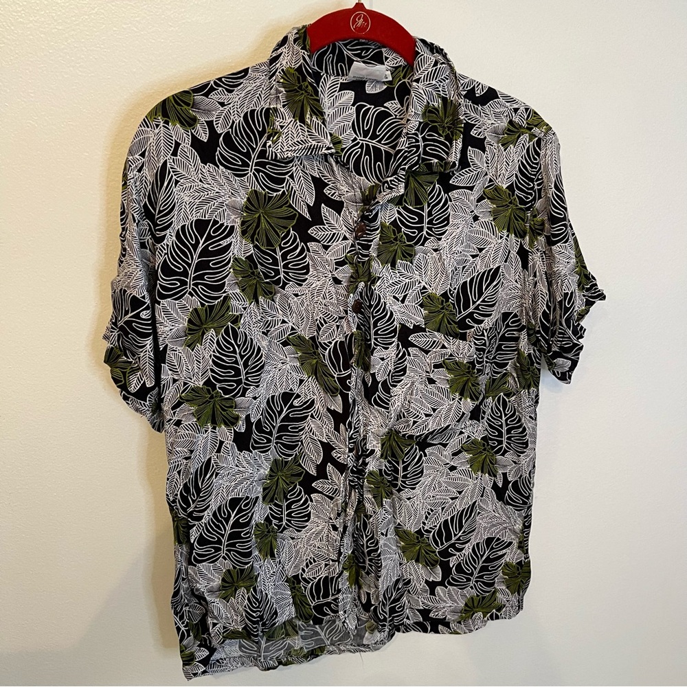 Button up Hawaiian/monstera shirt